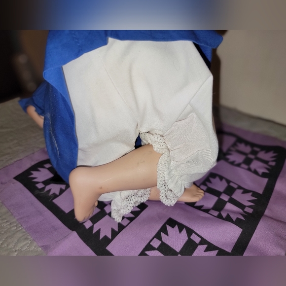 Ashton Drake Amish Blessings Rebeccah doll, includes 'quilt' - Picture 8 of 12